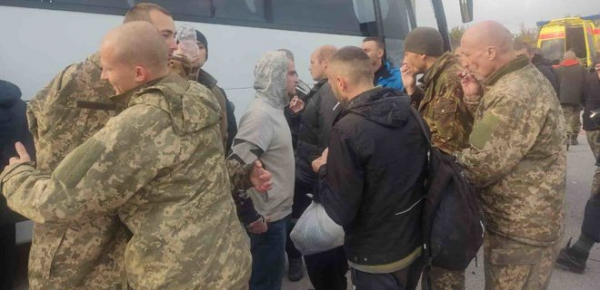 
З полону повернулися 52 українці. Серед них двоє азовців, хірурги і моряк зі Зміїного: відео 