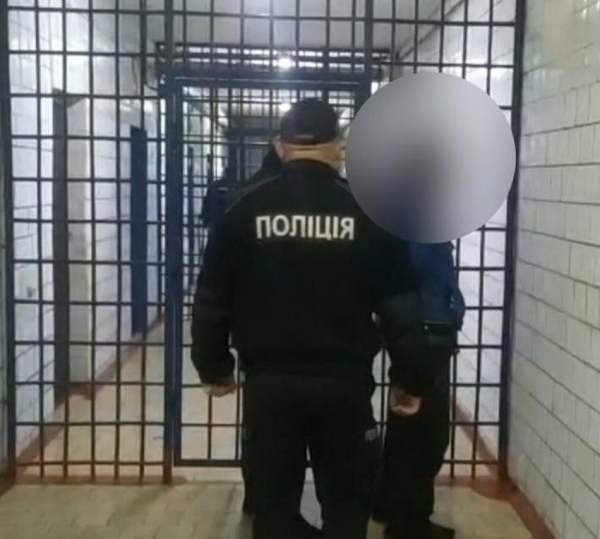 На Вінниччині затримали чоловіка, який зірвав і прапор України з пам’ятника Героям Небесної Сотні та мав намір спаплюжити Державний символ                     
