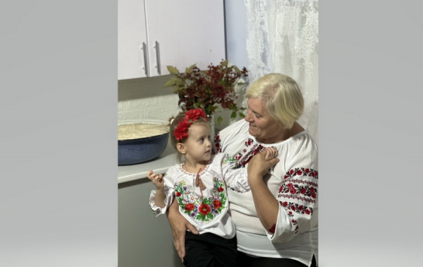 На Вінниччині жінка випікає в печі домашній хліб за давнім рецептом і передає на фронт для воїнів ЗСУ                     
