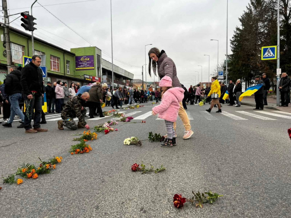 На Вінниччині, в Немирівській громаді на колінах,  з квітами попрощались з двома захисниками                    
