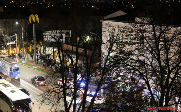 Рух транспорту в центрі Вінниці сповільнився через чергу до закладу швидкого харчування. Відео                      
