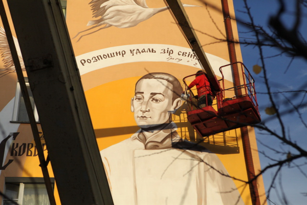 Будинок на вулиці Григорія Сковороди у Вінниці прикрашають стінописом з портретом філософа                    
