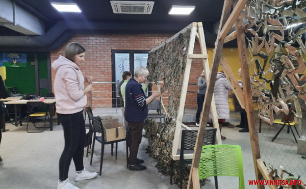 Переселенка з Херсону щодня плете  маскувальні сітки у Вінниці аби наблизити загальну перемогу                     
