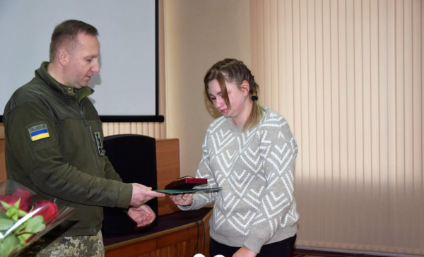 На Вінниччині дружині загиблого прикордонника вручили орден «За мужність»                    
