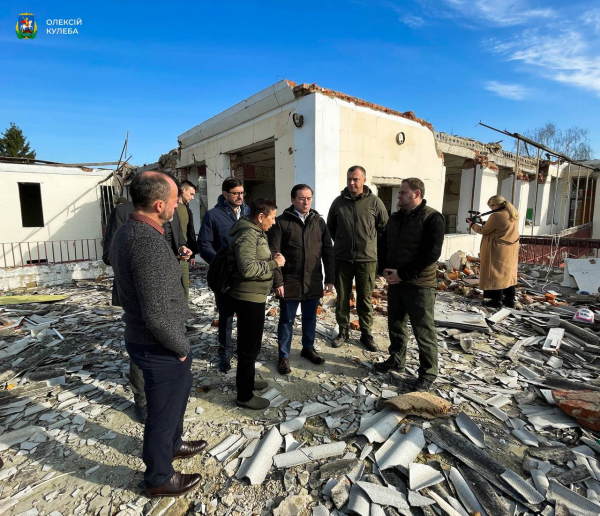 
Главе МИД Испании показали последствия российской агрессии в Макарове: фото 