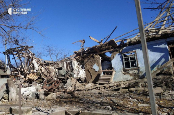 На Вінниччині внаслідок падіння уламків ракет пошкоджені приватні будинки, постраждалих немає                    
