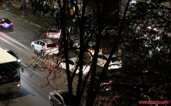 Рух транспорту в центрі Вінниці сповільнився через чергу до закладу швидкого харчування. Відео                      
