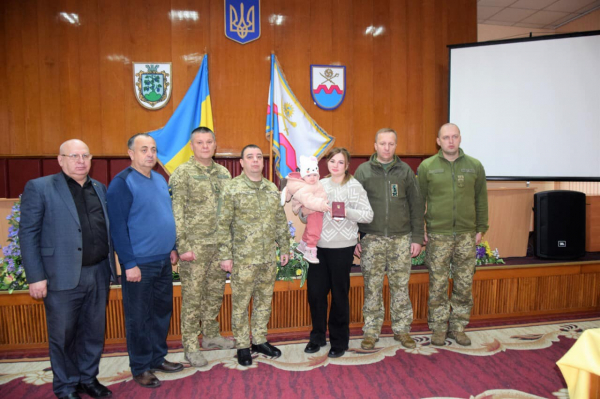 На Вінниччині дружині загиблого прикордонника вручили орден «За мужність»                    
