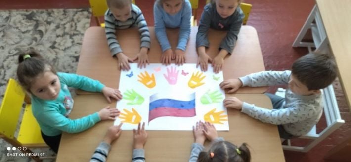 Отработка на умиляторах - рашисты в Мелитополе используют детей для пропаганды