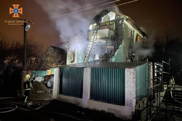 У Вінниці 22 рятувальники гасили палаючий будинок                    
