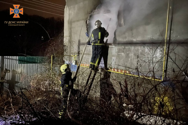 У Вінниці 22 рятувальники гасили палаючий будинок                    
