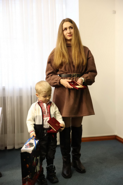 Орден «За мужність» вручили дружині та 4-річному сину прикордонника з Вінниччини                    
