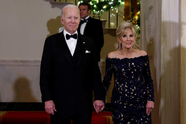 На прийом у Білому домі Джилл Байден обрала сукню Oscar de la Renta, а Бріжит Макрон - Louis Vuitton