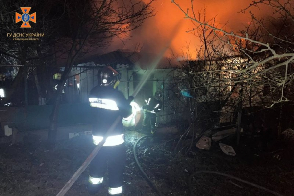 У Вінниці 22 рятувальники гасили палаючий будинок                    
