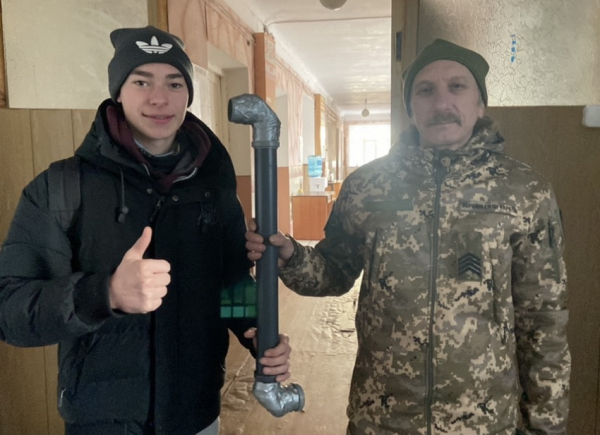 На Вінниччині 15-річний волонтер виготовляє перископи для воїнів на передову                     
