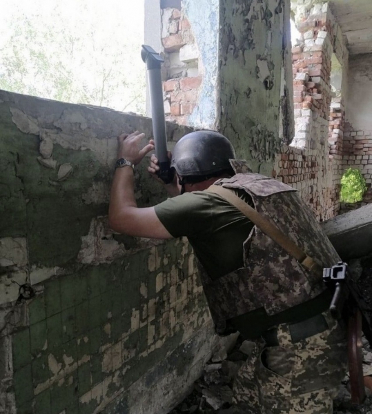 На Вінниччині 15-річний волонтер виготовляє перископи для воїнів на передову                     
