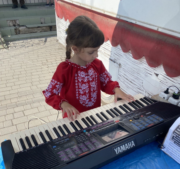 На Вінниччині 8-річна дівчинка зібрала 100 000 гривень для військових, граючи на фортепіано                    
