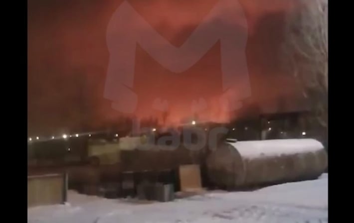 В РФ горит нефтеперерабатывающий завод