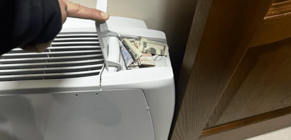 
ДБР знайшло схованки з грошима на Одеській митниці — відео 