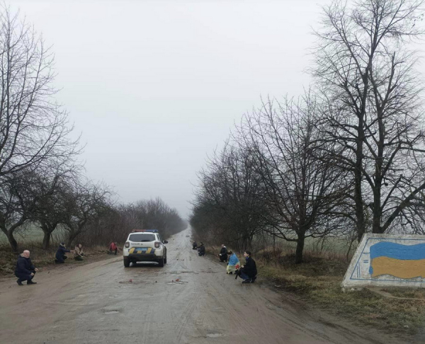 На Вінниччині люди на колінах зустріли загиблого військового Максим Шуляк                    
