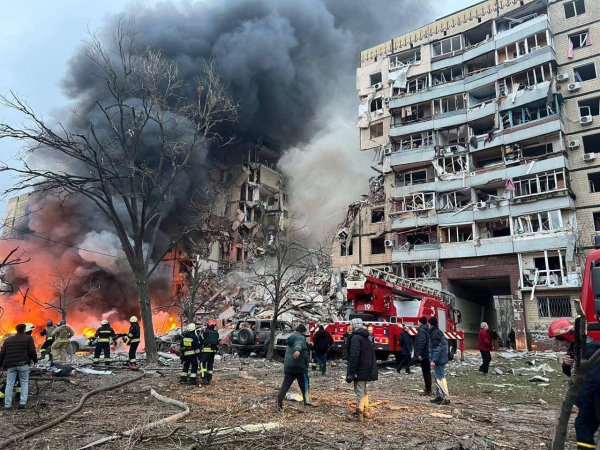 
Росія розбомбила багатоквартирний будинок у Дніпрі, під завалами люди – фото, відео 