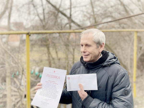 Мер Вінниці передав Подяку і премію чоловіку, який змайстрував міні-ГЕС                    
