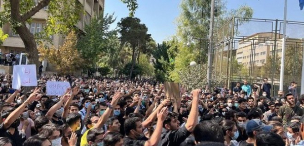 
Санкції, ізоляція та протести опустили валюту Ірану до рекордного мінімуму 