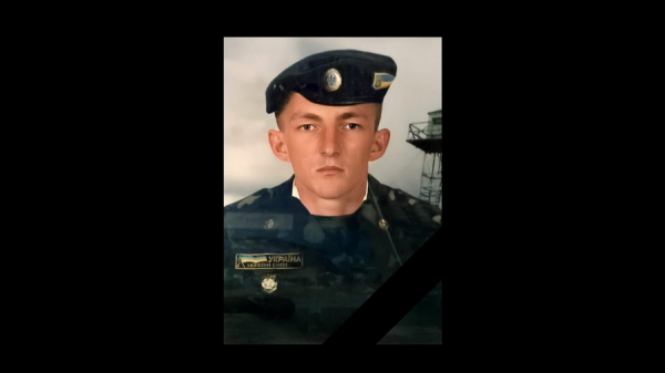 На Вінниччині люди на колінах зустріли загиблого військового Максим Шуляк                    
