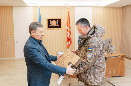 Вінницьким захисникам на фронт передали ноутбук, який придбали за донати депутатів міськради                    
