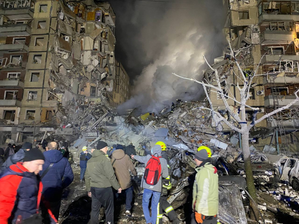 
Росія розбомбила багатоквартирний будинок у Дніпрі, під завалами люди – фото, відео 