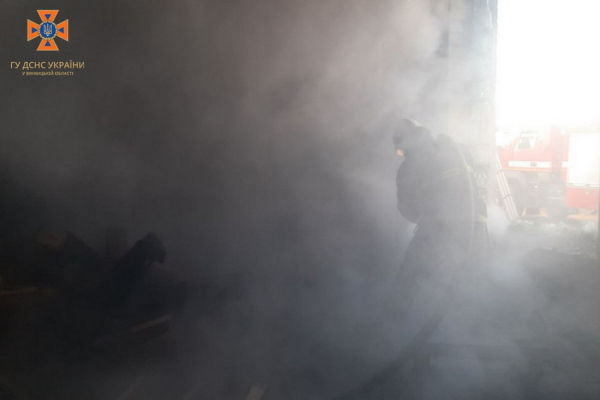 На Вінниччині горіло складське приміщення з побутовими товарами та технікою                    
