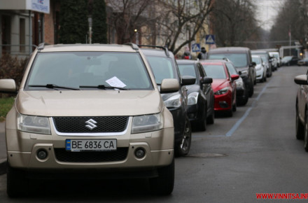 Паркування авто на 10 вулицях у центрі Вінниці буде платним                     
