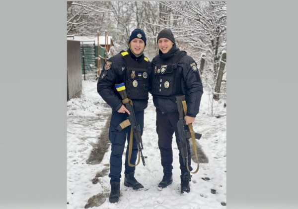 Поліцейські брати-близнюки з Вінниччини разом поїхали на деокуповану Харківщину, щоб допомагати людям                    
