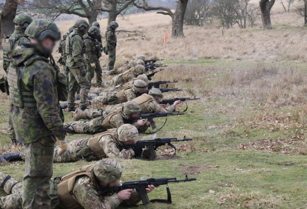 
Фінські інструктори навчають військових ЗСУ різним способам стрільби – фото 