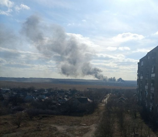 
Українська ППО збила Су-34 росіян глибоко в тилу ворога під Єнакієвим: відео влучання та падіння 