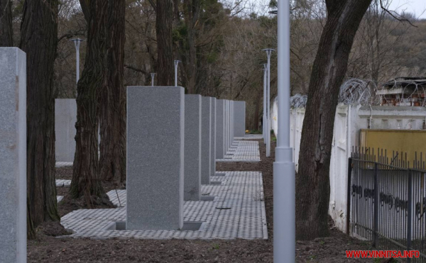 У Вінниці на Меморіалі Визволення зробили колони, на які встановлять плити з іменами загиблих. Фото                      
