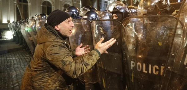 
У Грузії протестувальники намагалися штурмувати парламент, почалися затримання - відео 