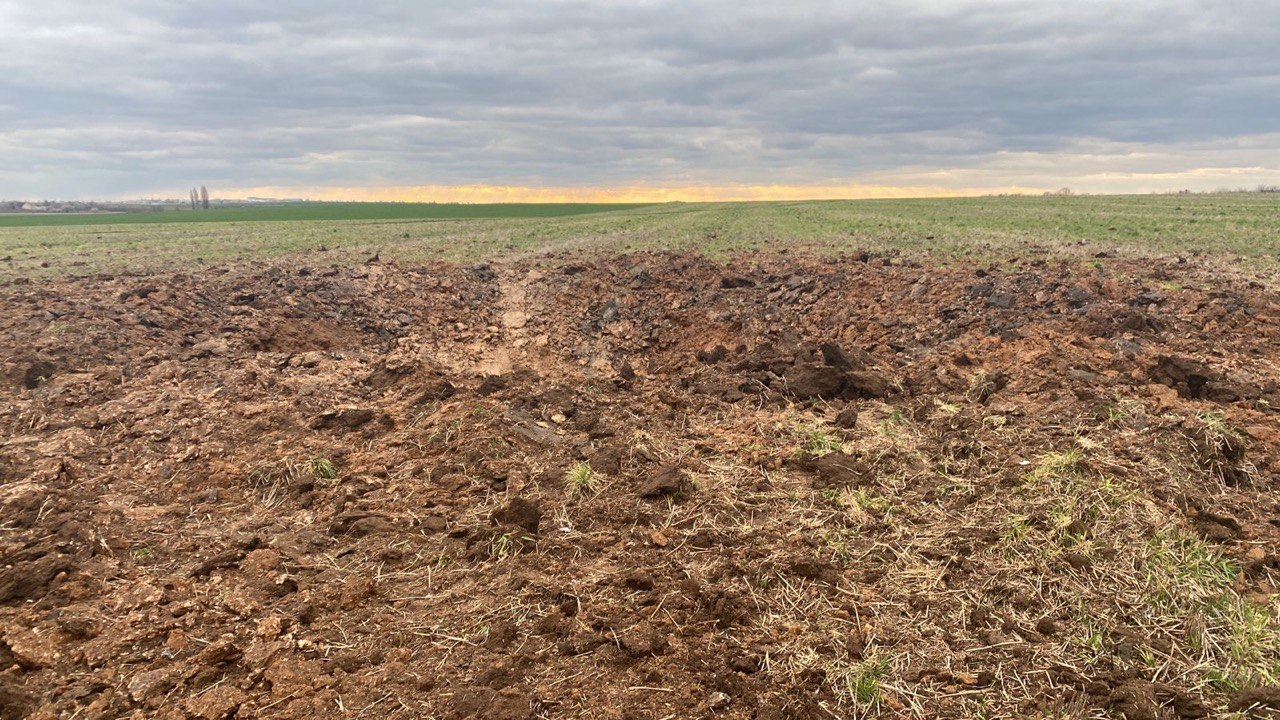 При цьому Аксьонов оприлюднив фото поля, де нібито впав дрон