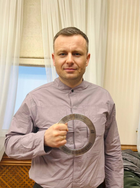 Вінницькі волонтери зібрали майже півтора мільйони гривень на сувенірах, виготовлених з російського танку                    

