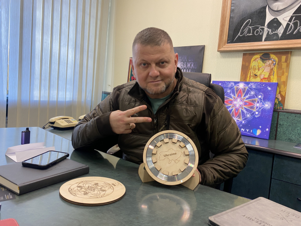 Вінницькі волонтери зібрали майже півтора мільйони гривень на сувенірах, виготовлених з російського танку                    
