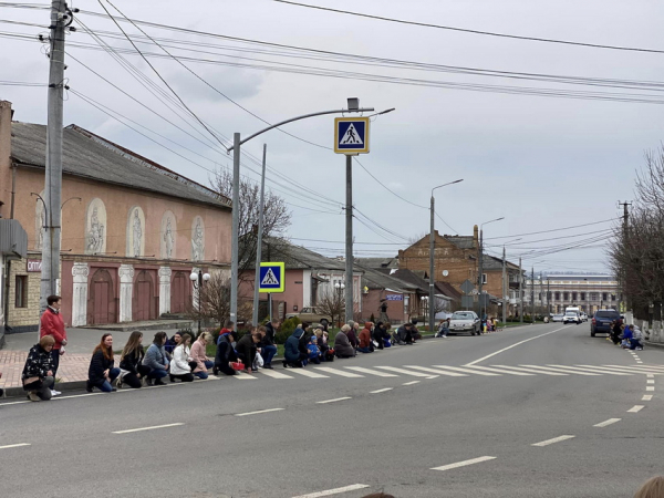 На Вінниччині з прапорами та живим коридором провели в останню дорогу воїна Сергія Гаращенка                     
