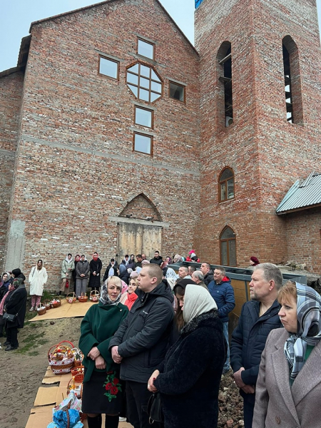 На Вінниччині сотні православних християн святили паски біля костелу, бо люди не захотіли йти до церкви, приналежної до москви                    
