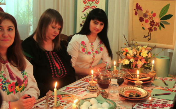 Грицики, бузина і цибуля: майстриня з Вінниччини створює яскраві писанки із природних матеріалів                    
