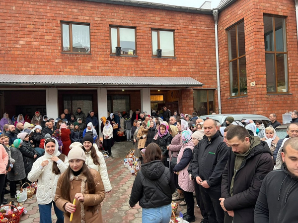 На Вінниччині сотні православних християн святили паски біля костелу, бо люди не захотіли йти до церкви, приналежної до москви                    
