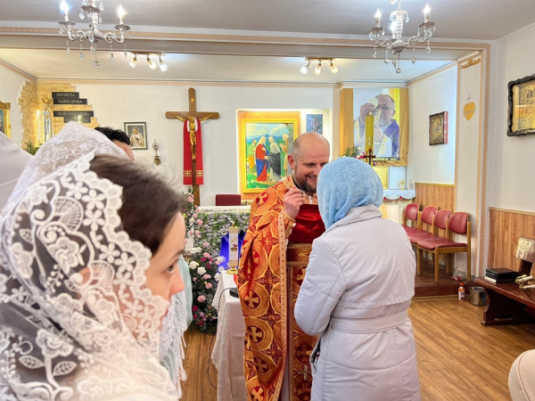 На Вінниччині сотні православних християн святили паски біля костелу, бо люди не захотіли йти до церкви, приналежної до москви                    
