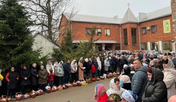 На Вінниччині сотні православних християн святили паски біля костелу, бо люди не захотіли йти до церкви, приналежної до москви                    
