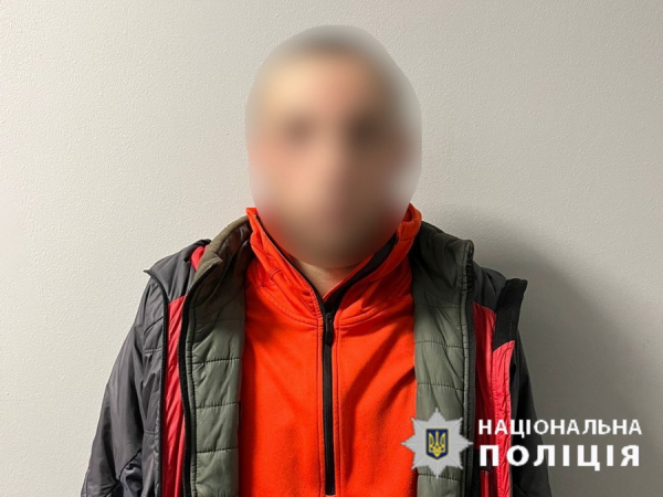 У Вінниці хлопець попросив телефон у військового для термінового дзвінка та втік                     
