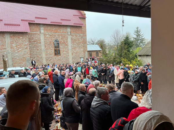 На Вінниччині сотні православних християн святили паски біля костелу, бо люди не захотіли йти до церкви, приналежної до москви                    
