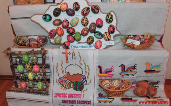 Грицики, бузина і цибуля: майстриня з Вінниччини створює яскраві писанки із природних матеріалів                    
