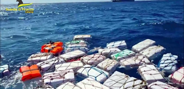 
Біля узбережжя Італії виявили дві тонни кокаїну на $440 млн – фото, відео 